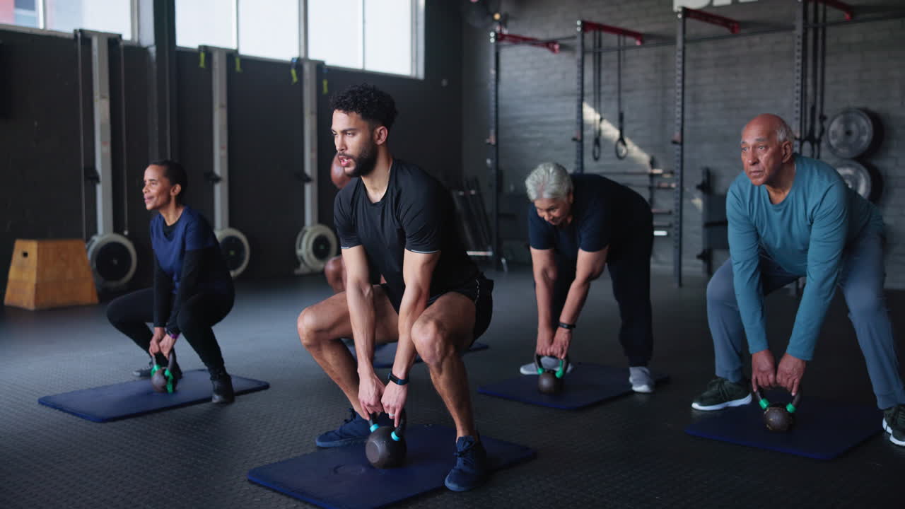 체육관 에서 그룹 케틀벨 운동