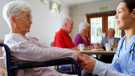 Seitenansicht-Einer-Kaukasischen-Ärztin,-Die-Eine-Traurige-Behinderte-Seniorin-Im-Pflegeheim-Tröstet,-4k