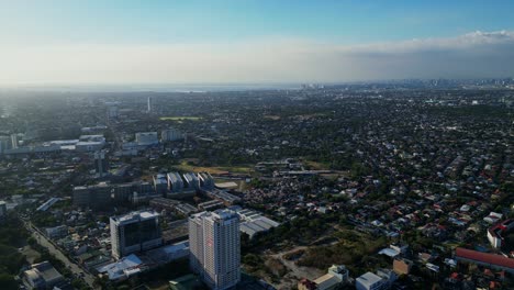 impresionante horizonte sobre la ciudad filipina urbanizada y densamente poblada con edificios modernos y subdivisiones en muntinlupa, ncr - toma aérea de dron