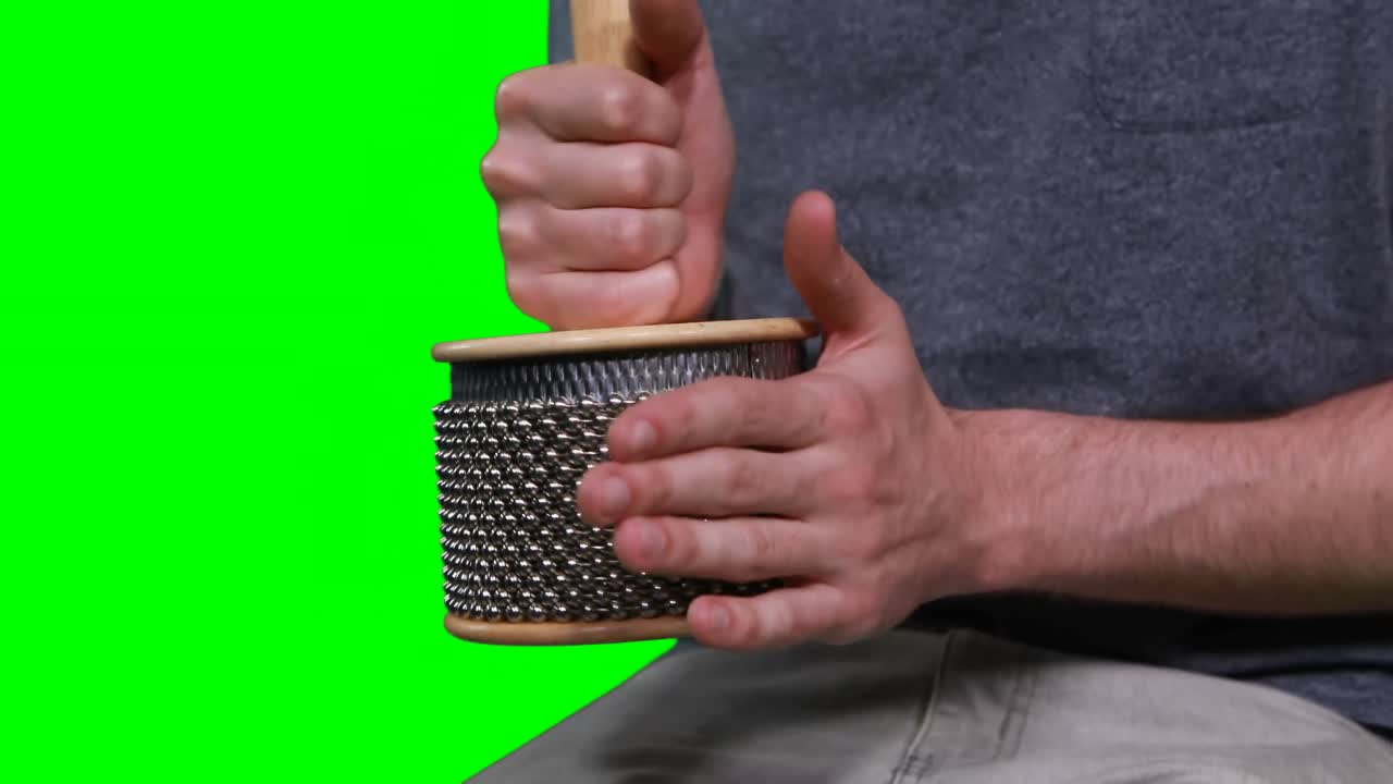 카바사 를 연주 하는 남성 음악가 의 중간 부분