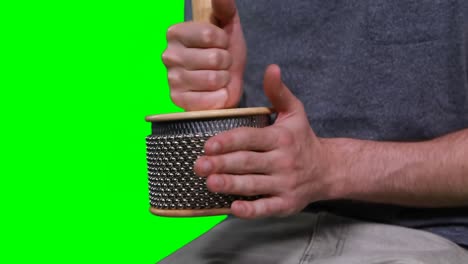 sección media de un músico masculino tocando la cabasa