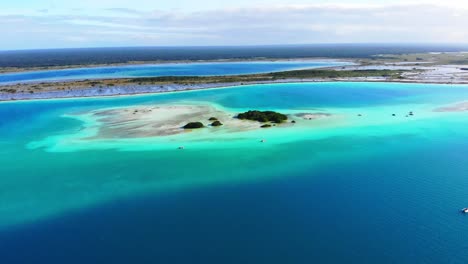 Laguna-Turquesa-Con-Aguas-Azules-Circundantes-En-La-Laguna-De-Los-7-Colores-En-México-Desde-Una-Vista-Aérea-De-Drones