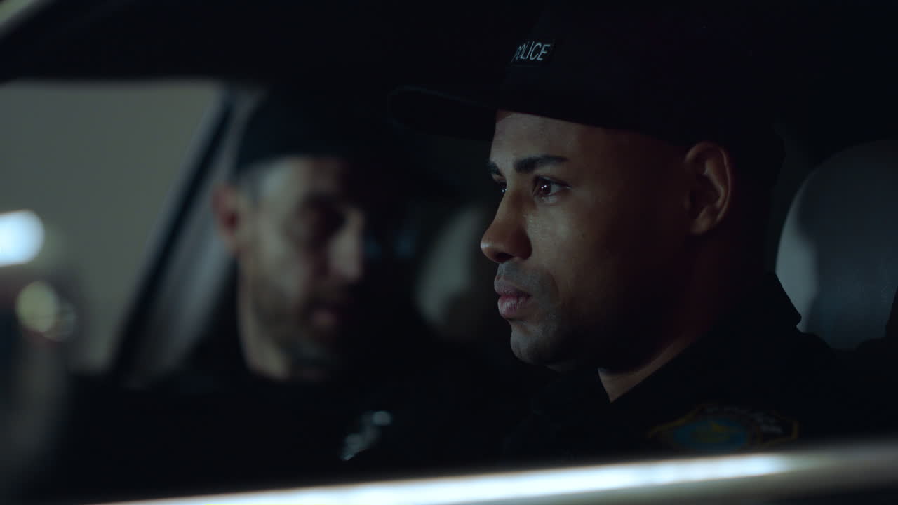 경찰 차량에서 얘기하는 경찰들