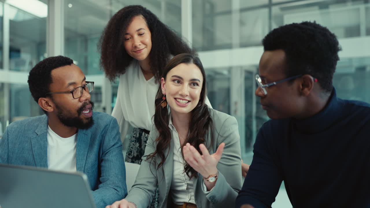 reunión de negocios, gerente y personas en la computadora portátil