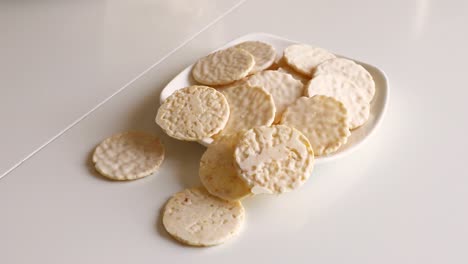 galletas redondas en chocolate blanco en una mesa blanca. dulce mañana.