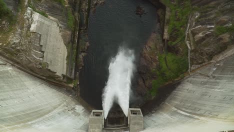 el agua se vierte a través de las compuertas de la represa en el norte de portugal