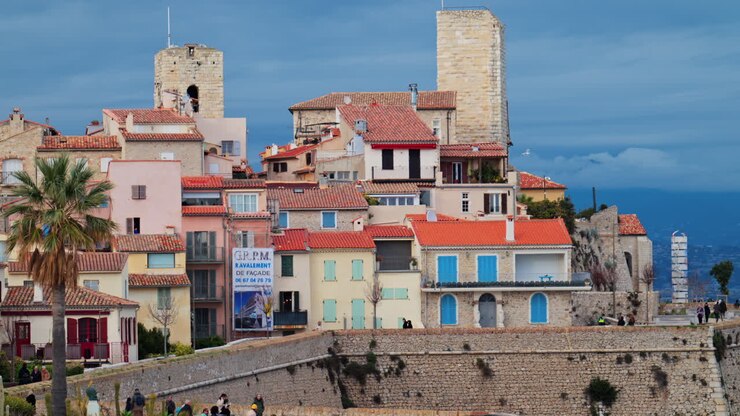 Antibes, Francia - 20 febbraio 2025: vista distante di persone che camminano sulla costa vicino al Castello Museo di Picasso