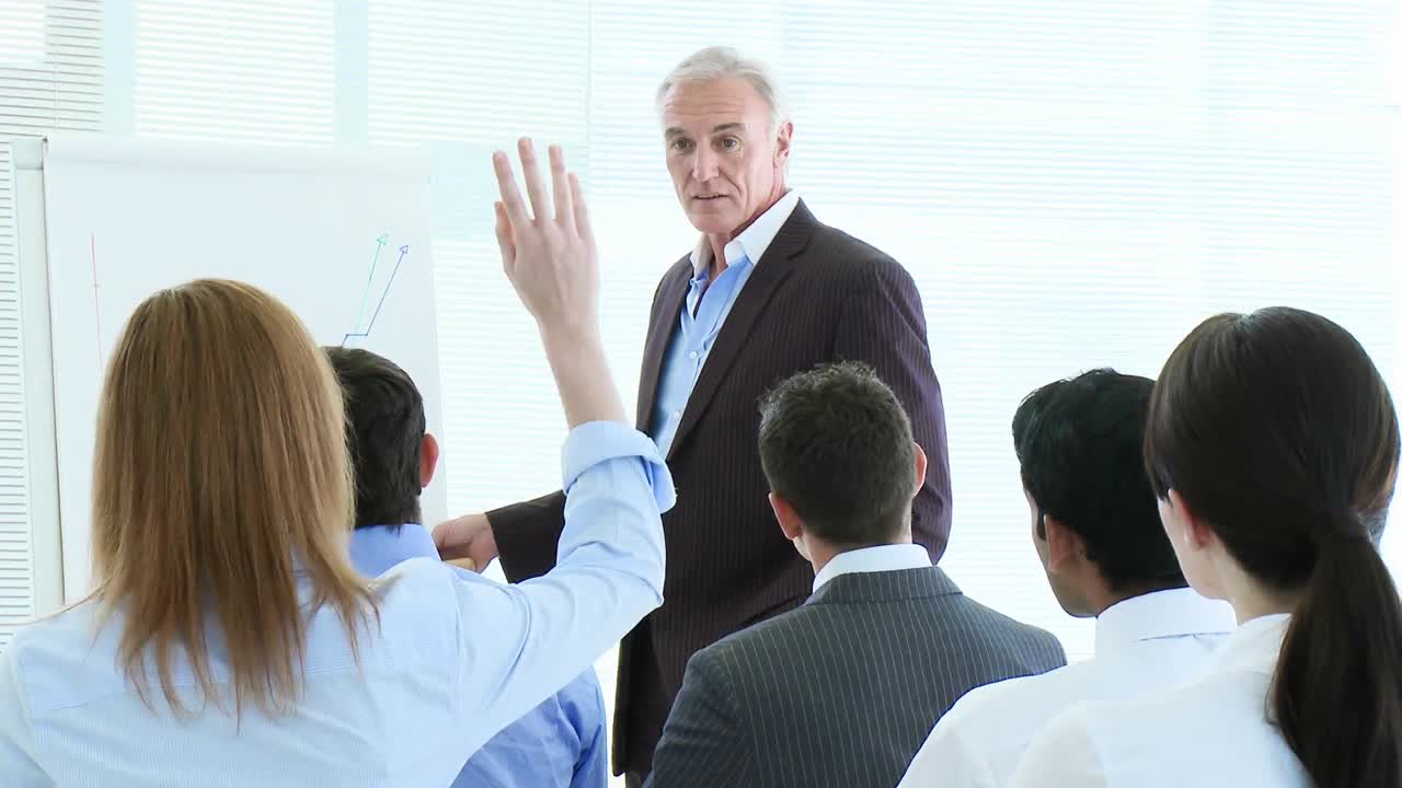 mujer de negocios haciendo una pregunta en una reunión