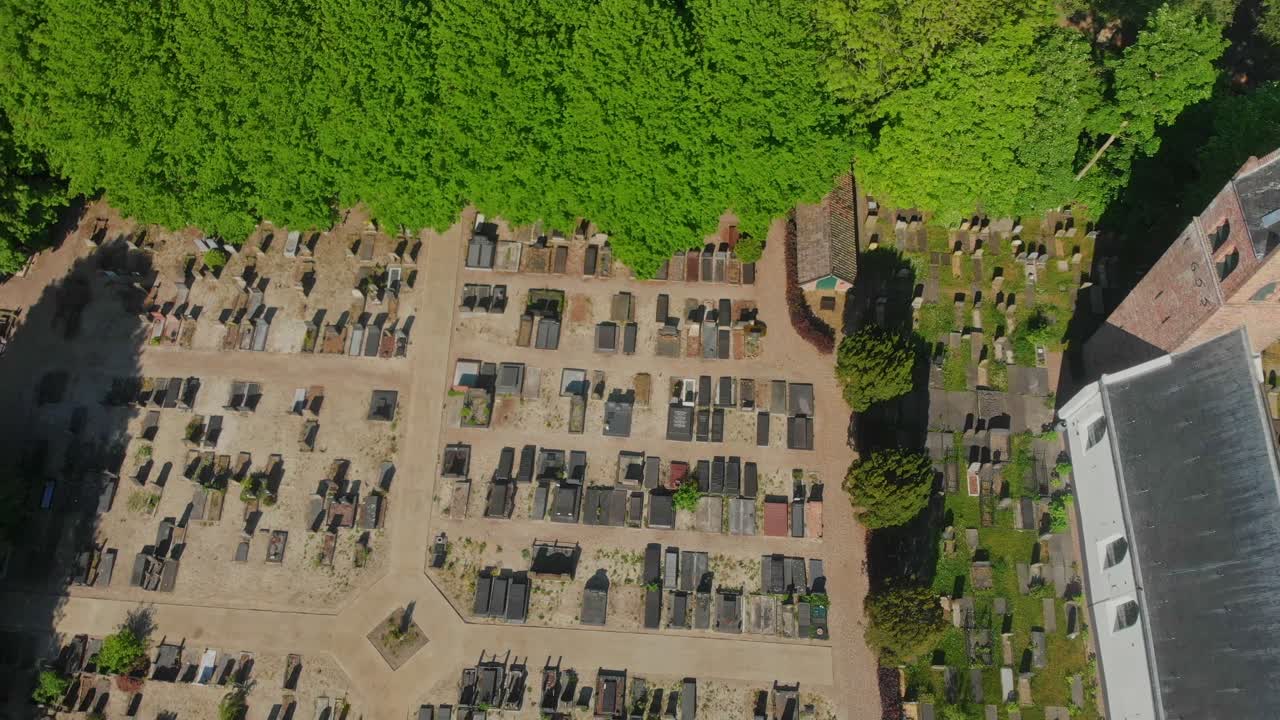 Veduta aerea di una chiesa cattolica e di un cimitero a Leeuwarden, Frisia, Paesi Bassi