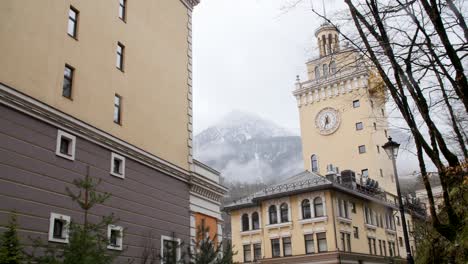 paisaje urbano con torre del reloj y vista a la montaña