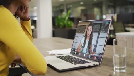 Video-De-Una-Mujer-Afroamericana-Teniendo-Una-Videollamada-En-Una-Computadora-Portátil-Con-Una-Compañera-De-Trabajo-Caucásica