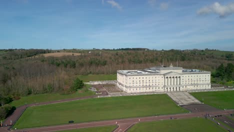 Toma-Aérea-De-Edificios-De-Stormont,-Belfast,-Donde-Se-Encuentra-La-Asamblea-De-Irlanda-Del-Norte