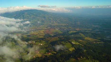nubes cinematográficas a la deriva sobre un vasto campo europeo
