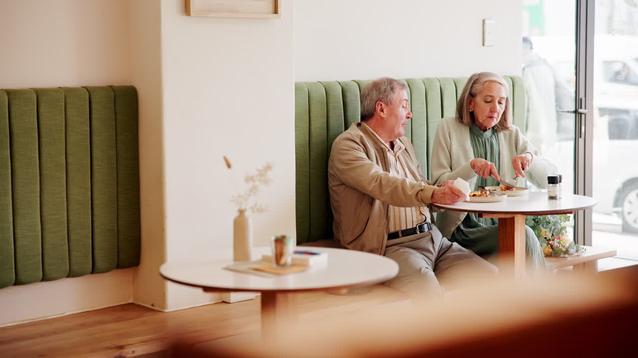 카페 에서 점심 을 먹는 노인 부부