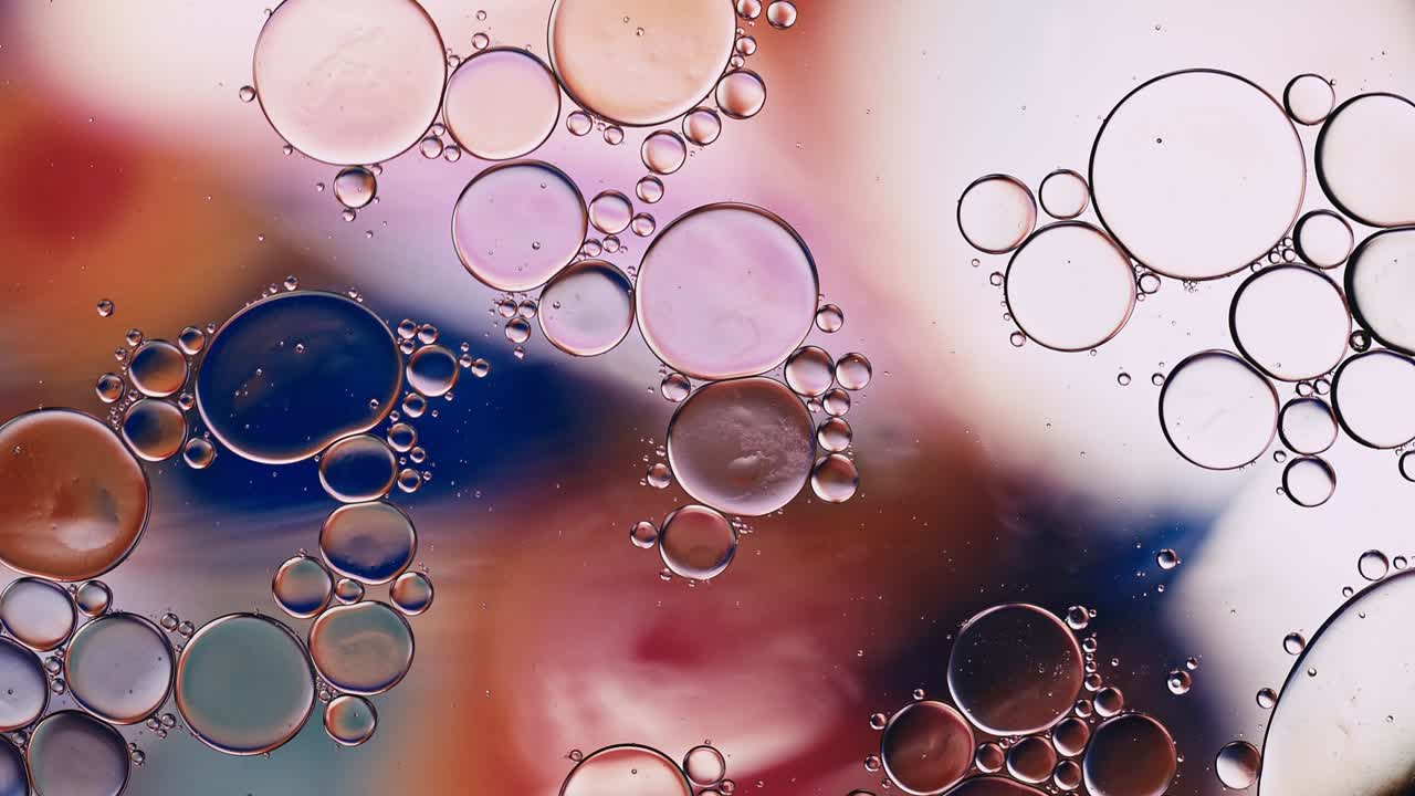 추상적인 다채로운 음식 기름 방울 거품과 구가 흐르고