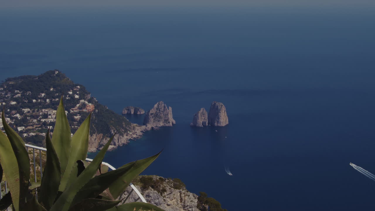 vista de faraglioni desde la montaña, rocas de personas enamoradas, isla de capri