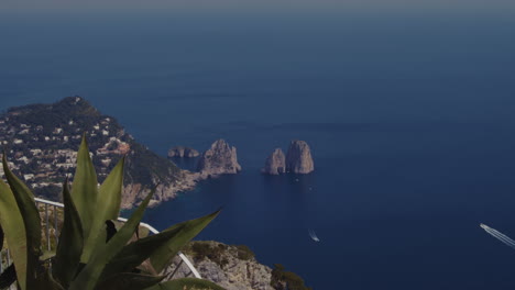 Vista-De-Farallones-Desde-La-Montaña,-Rocas-De-Personas-Enamoradas,-Isla-De-Capri