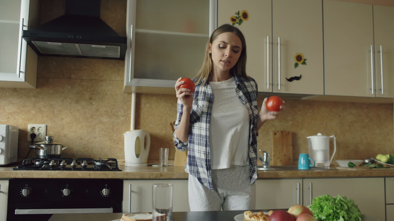 Donna che si gode la mattinata in cucina