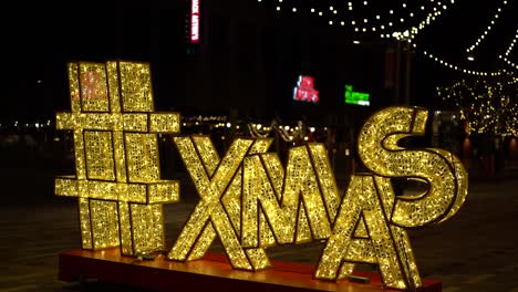 캐나다 오타와에 있는 랜드스다운 공원에서 거대한 장식용 led 크리스마스 "xmas" 문자 기호의 우아한 슬로우 모션 샷
