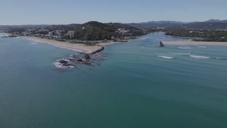 Callejón-Currumbin-En-El-Arroyo-Currumbin---Playa-Escénica-Con-Aguas-Turquesas-Y-Formaciones-Rocosas-Icónicas-En-Queensland,-Australia