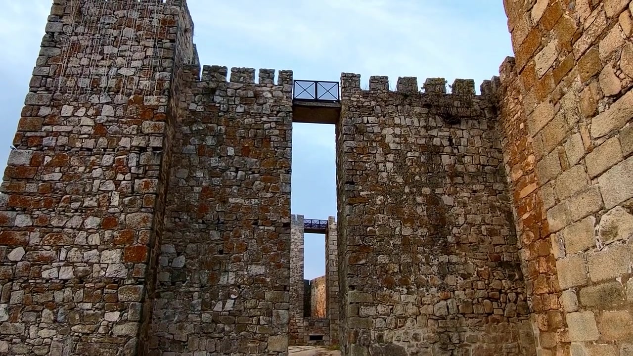 Castelo de Trujillo ao pôr do sol. Vista panorâmica. Local de filmagem para Casterly Rock e King's Landing em *Game of Thrones*
