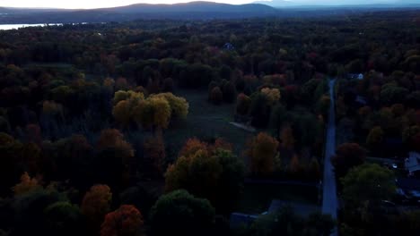 Fallen-Berg-Landschaft-Abenddämmerung-Szene-Drohne-Erschossen