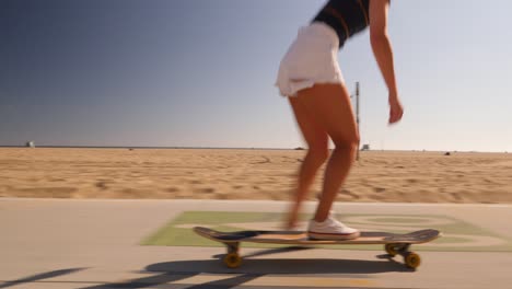 Junges-Mädchen-Auf-Longboard-Tanzt-Und-Macht-Tricks-Unter-Der-Sonne-Im-Skatepark