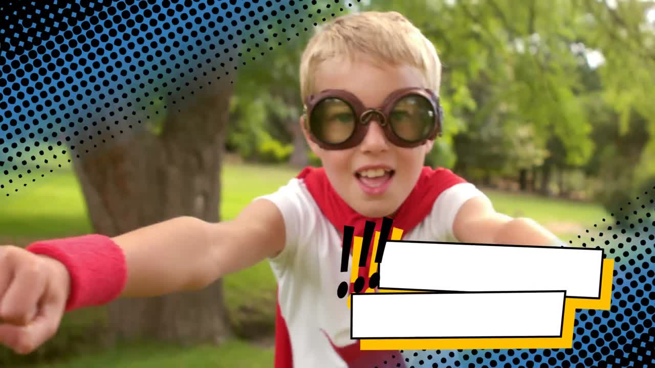 un niño pequeño vestido con un disfraz de superhéroe fingiendo volar