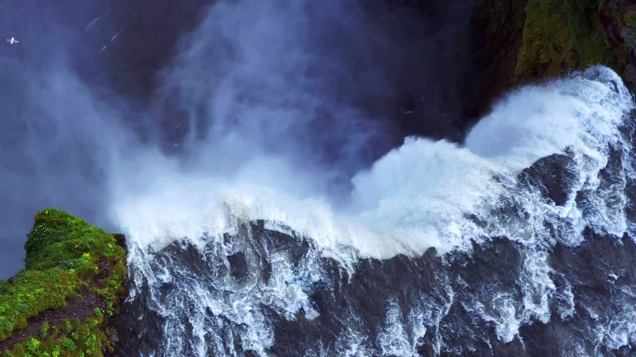 vista superior de la famosa cascada de skogafoss en islandia - toma aérea de drones