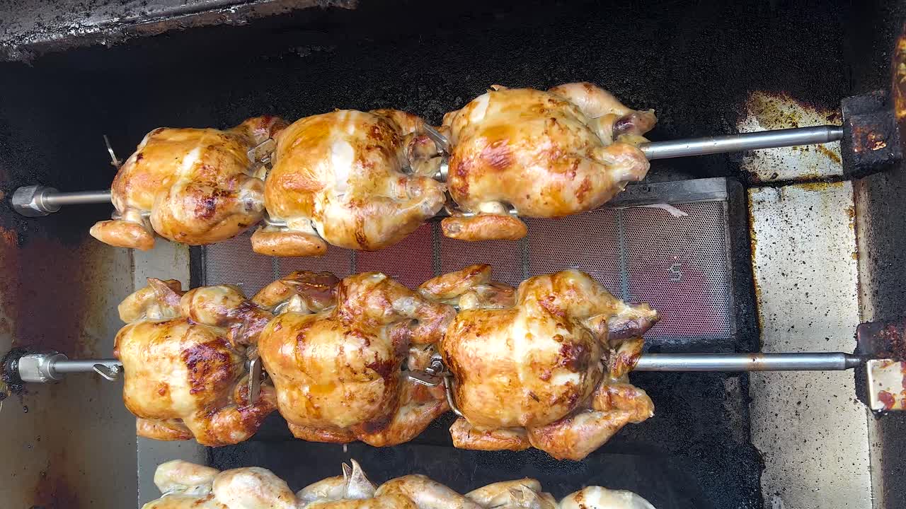 로티세리 그릴 에 맛있는 고기 김