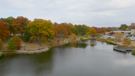 Vista-Aérea-Del-Hermoso-Estanque-Y-Parque-Con-árboles-En-El-Pico-De-Color-De-Otoño-En-Kirkwood-En-St