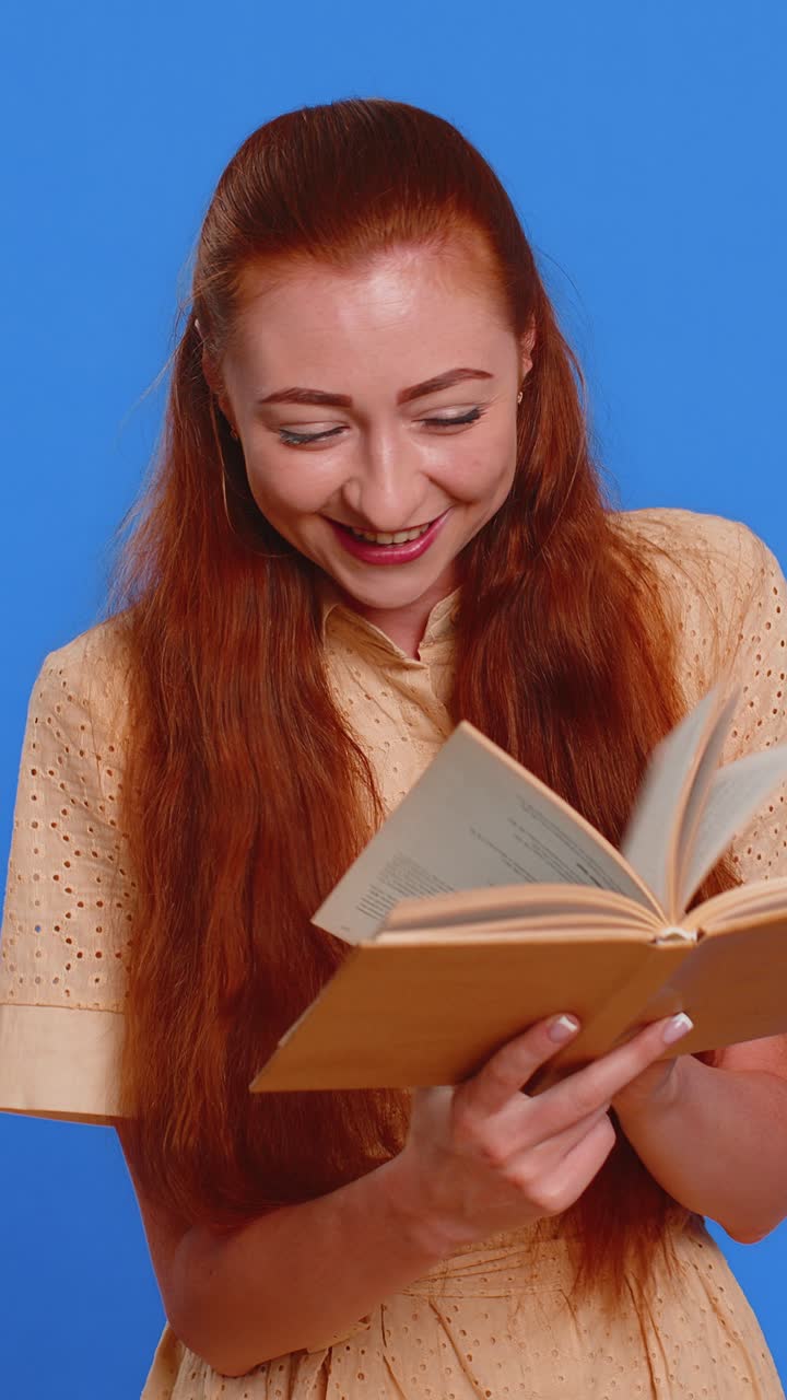 Donna adulta dai capelli rossi che legge racconti di favole divertenti e interessanti libri di svago hobby studio di apprendimento