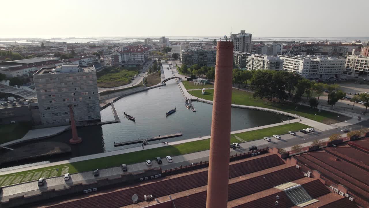 antigua chimenea de fábrica y majestuoso paisaje urbano de aveiro en portugal, vista de órbita aérea