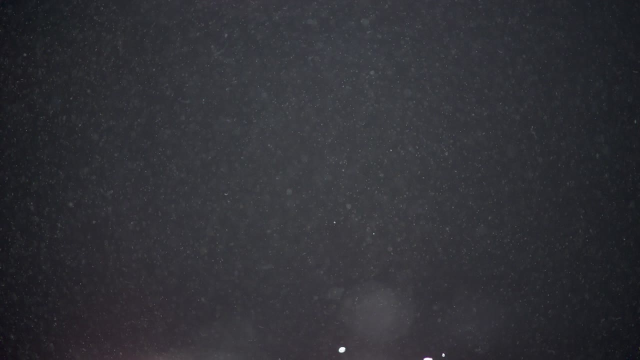 슈퍼 슬로모션 은 걱거리는 물 속에서 터지는 활기찬 비누 거품을 포착합니다.