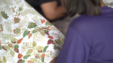 close-up,-women-make-batik-fabrics-in-a-traditional,-flexible-way