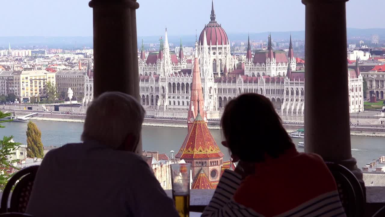 Inquadratura di apertura di Budapest, Ungheria, con il Parlamento lungo il fiume Danubio.