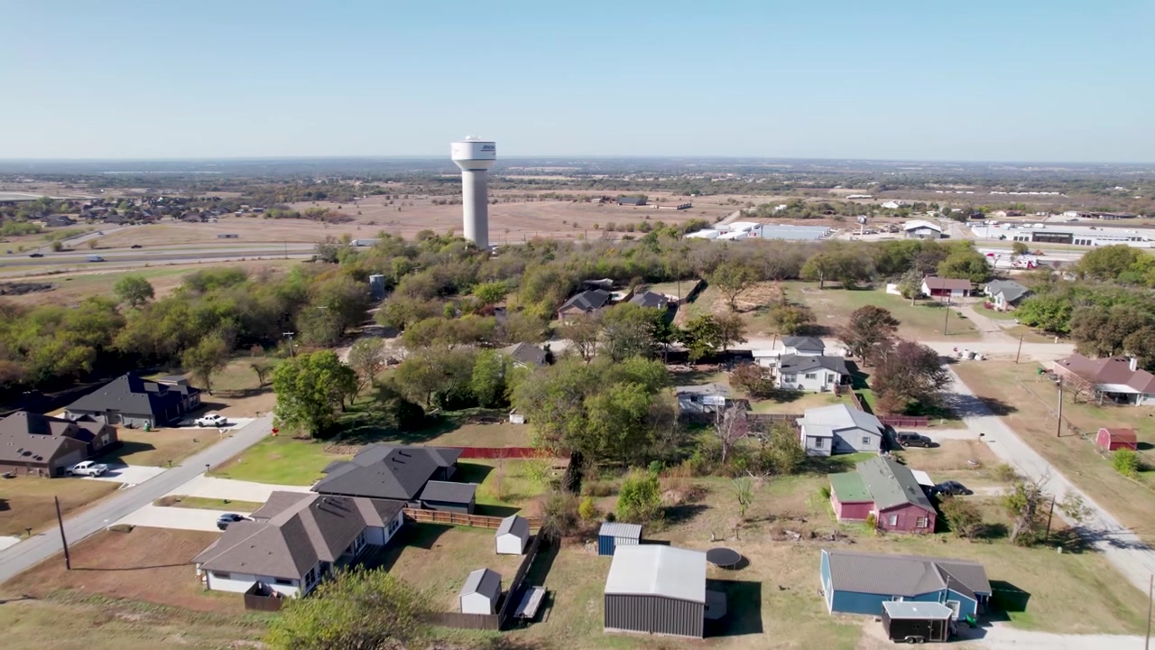 Video aereo di Rhome, Texas, che vola verso ovest vicino a W. Morris St.
