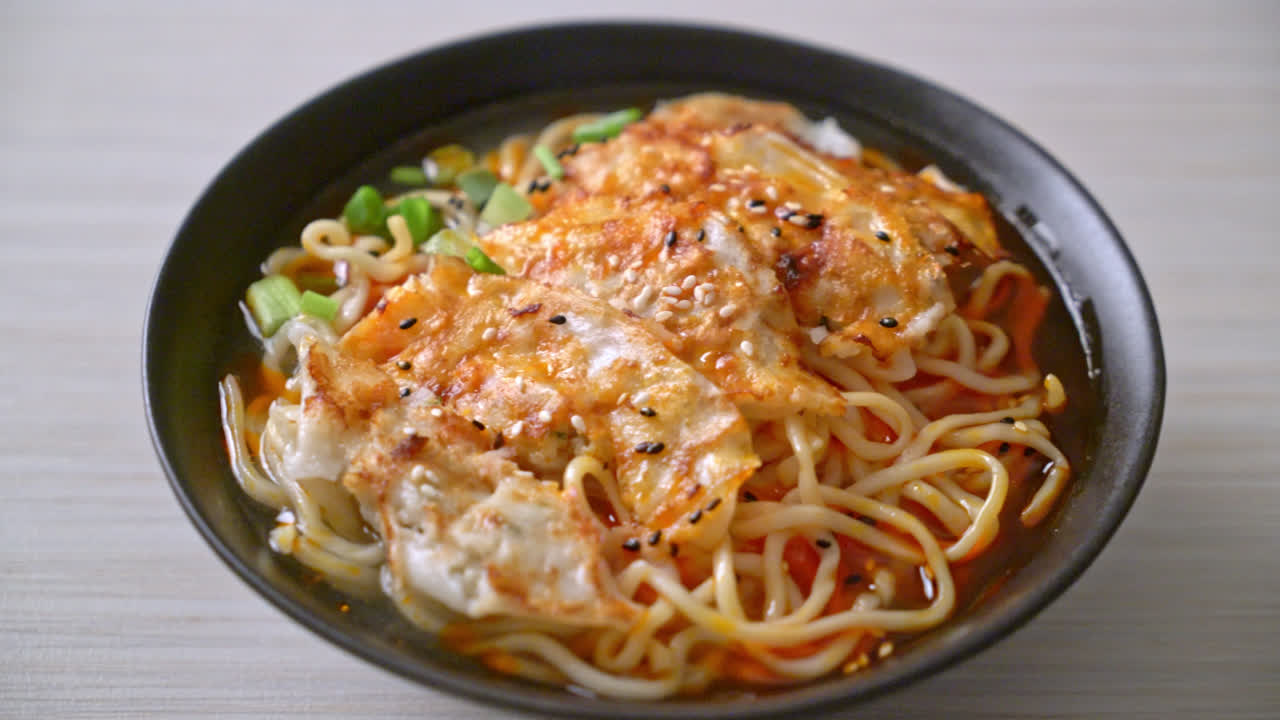 교자 또는 돼지고기 만두를 곁들인 라면 - 아시아 음식 스타일