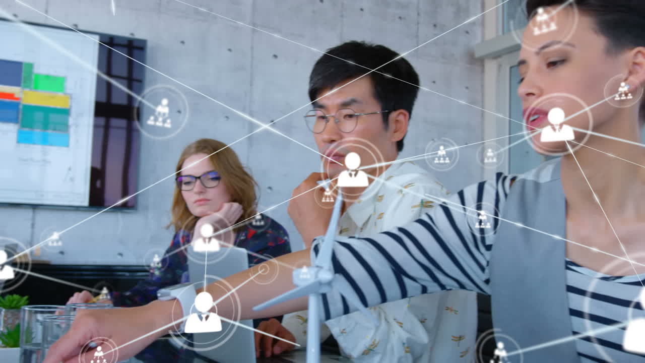 사무실에서 다양한 사업가들과의 아이콘과의 연결 네트워크의 애니메이션