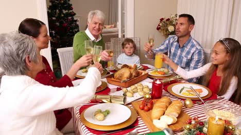 Familie-Mit-Drei-Generationen-Beim-Gemeinsamen-Weihnachtsessen