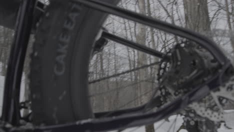 cyclist mounting his fat bike in the snow