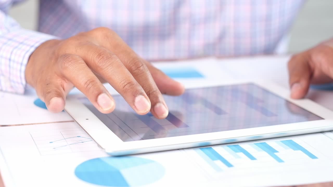 un hombre de negocios analizando datos en una tableta.