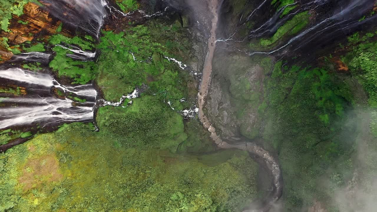 vista desde arriba, impresionante vista aérea de las cascadas de tumpak sewu coban sewu