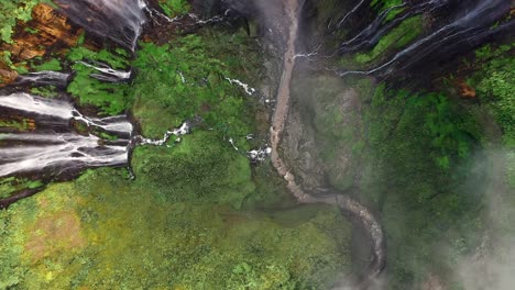 Vista-Desde-Arriba,-Impresionante-Vista-Aérea-De-Las-Cascadas-Tumpak-Sewu-Coban-Sewu