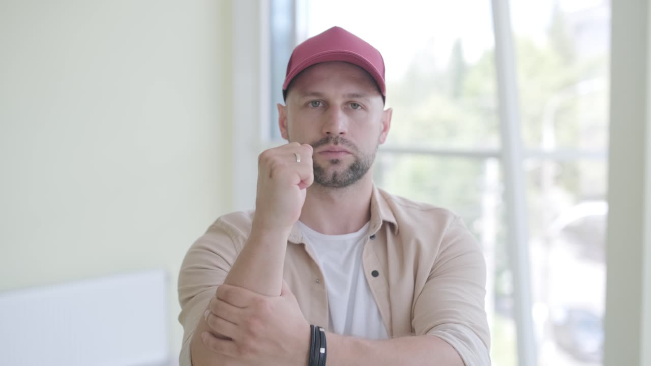 hombre bailando breakdance en un estudio moderno