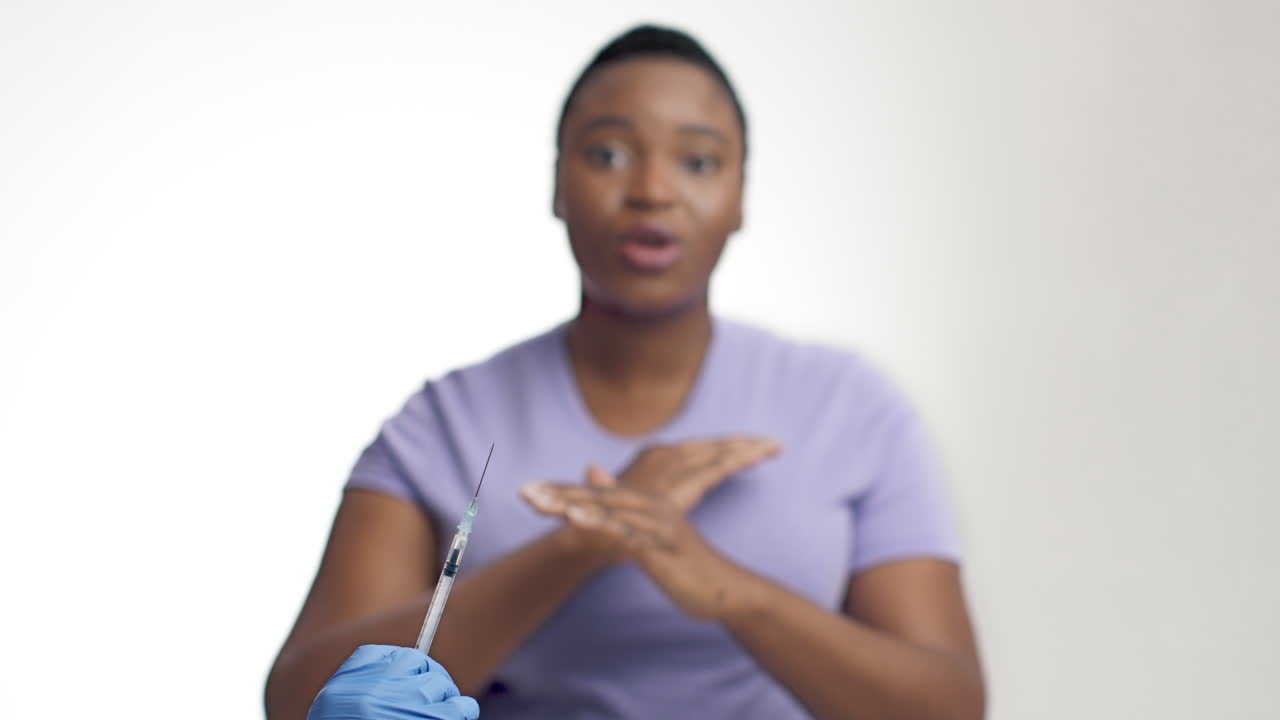 mujer que se niega a la vacunación