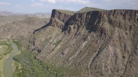 Dron:-Flotando-Sobre-Las-Montañas-épicas-En-Una-Gran-Curva-Con-El-Río-Grande-Abajo