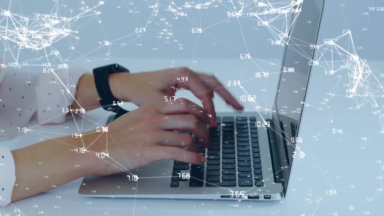 사무실에서 노트북을 사용하는 여성의 중간 섹션에서 연결 네트워크의 애니메이션