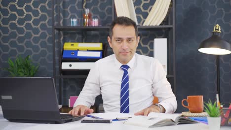 un hombre de negocios quisquilloso bajo presión de tiempo.