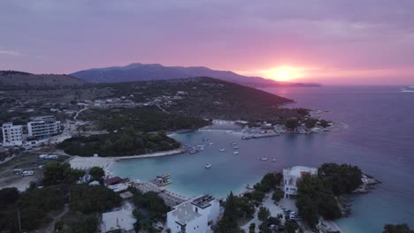 Vista-Aérea-De-La-Bahía-De-Agua-De-Color-Turquesa,-Costa-Turística-De-Ksamil-Al-Atardecer,-Albania